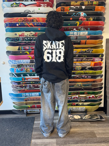 SKATE 618 STACKED LOGO PULLOVER HOODIE BLACK